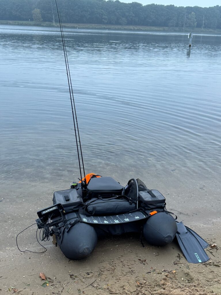 Bellyboot mit Garmin-Echolot, Ruten und Flossen am Seeufer